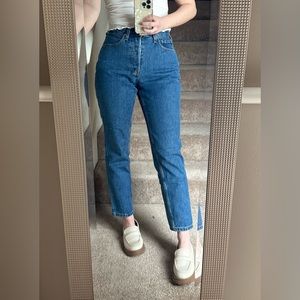 Everlane Curvy ‘90s Cheeky Straight Jean in Medium Blue Wash